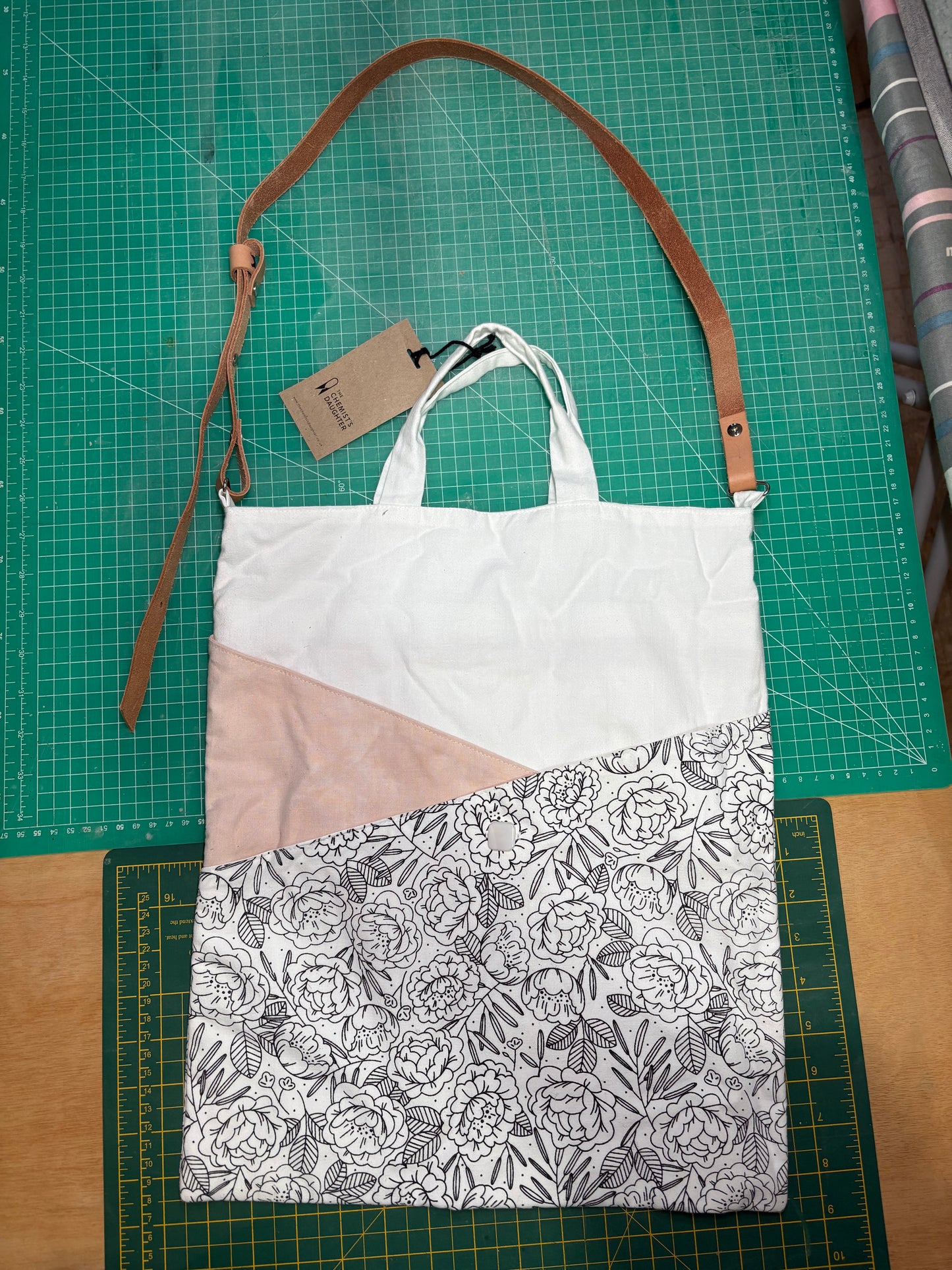 Multi pocket tote bag