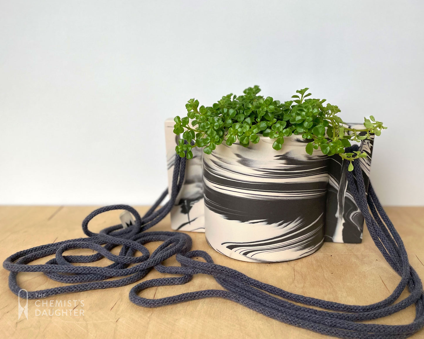 Hanging plant pot | Marble Charcoal